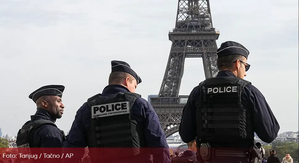 Полиција Ајфелов торањ Париз.webp